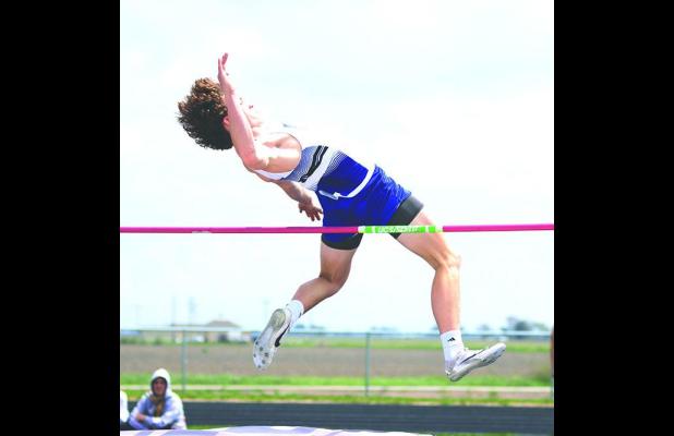 Gibbon track and field competes at Kenesaw, LPC meets last week